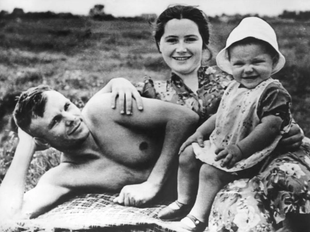 Yuri Gagarin con su mujer Valentina y su hija Yelena de vacaciones. 