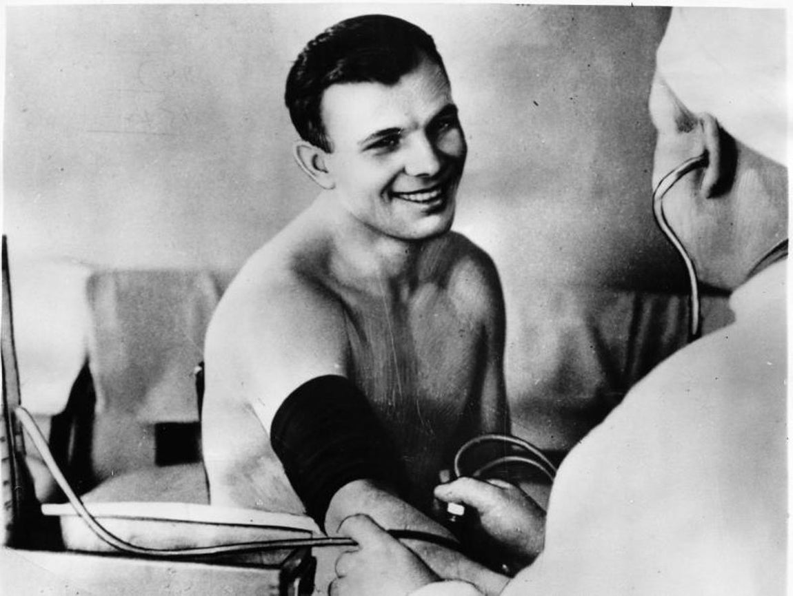 Gagarin pasando reconocimiento médico. 