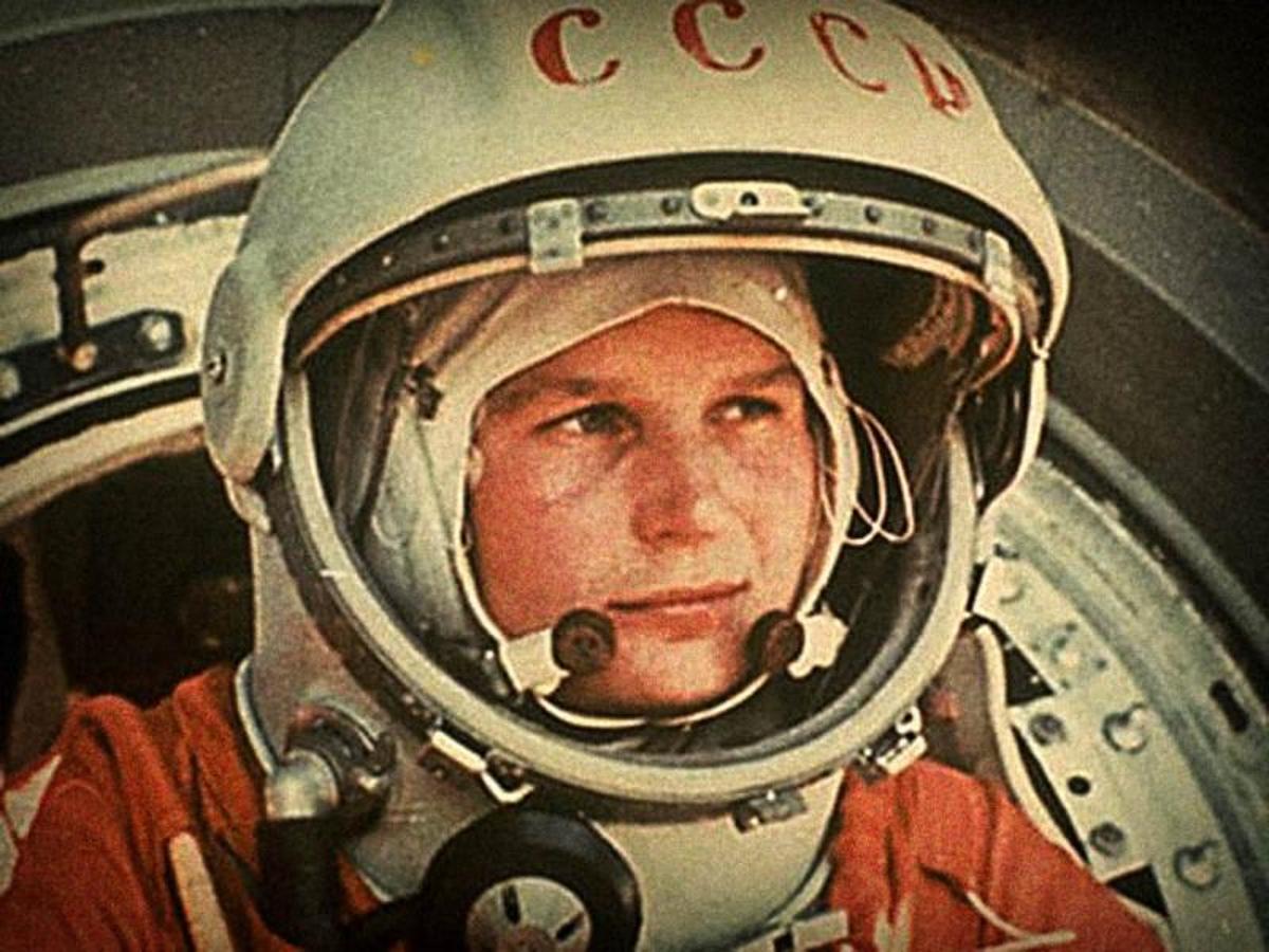 Retrato a color de Yuri Gagarin. 