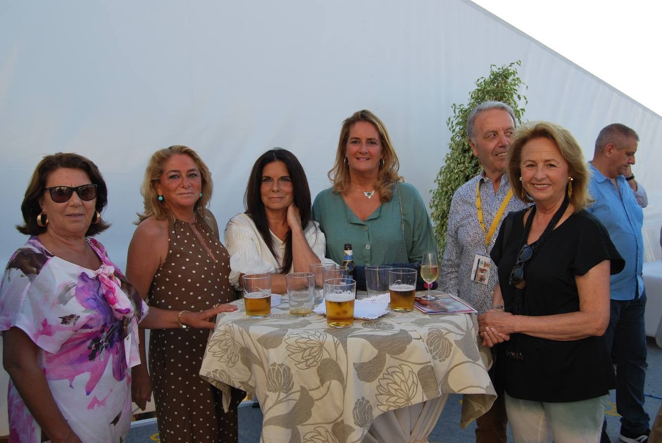 Maribel Romero, Soledad López, Montserrat Mergelina, María Silva, Ángel Angulo y Concha Montilla