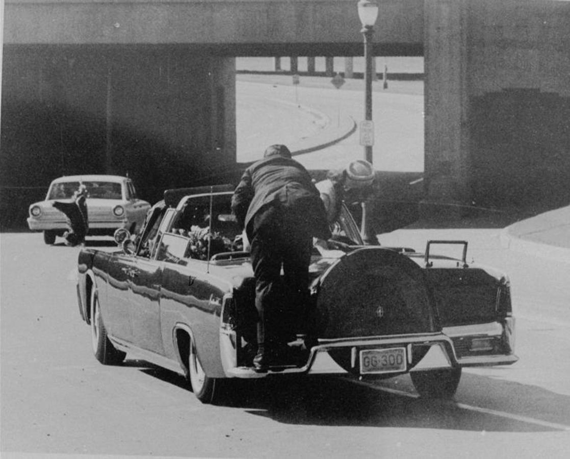 Momento en el que la esposa de Kennedy descubre que han asesinado al presidente. 