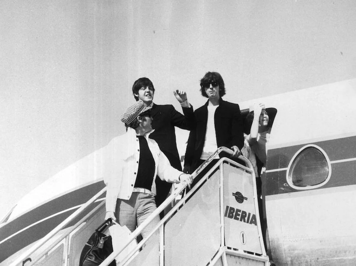 The Beatles en su llegada a Madrid. 