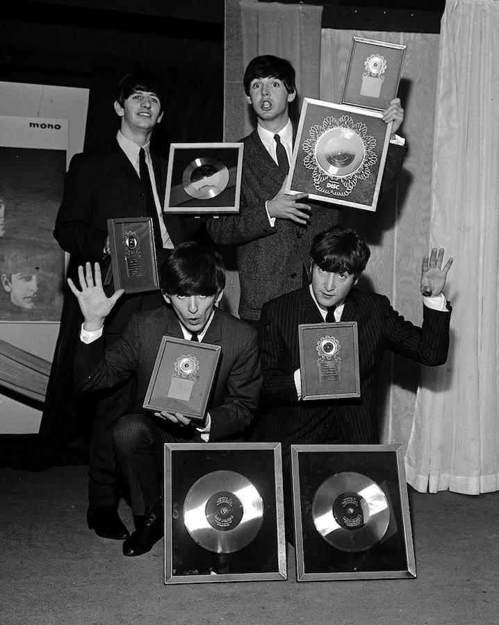 The Beatles fotografiados en la EMI House en Mánchester con discos de platino. Se les presentaron dos LPs de platino para conmemorar las ventas de un cuarto de millón de su primer LP "Please Please Me" y su nuevo "With the Beatles", así como para su EP "Twist &amp; Shout" y "She Loves You"