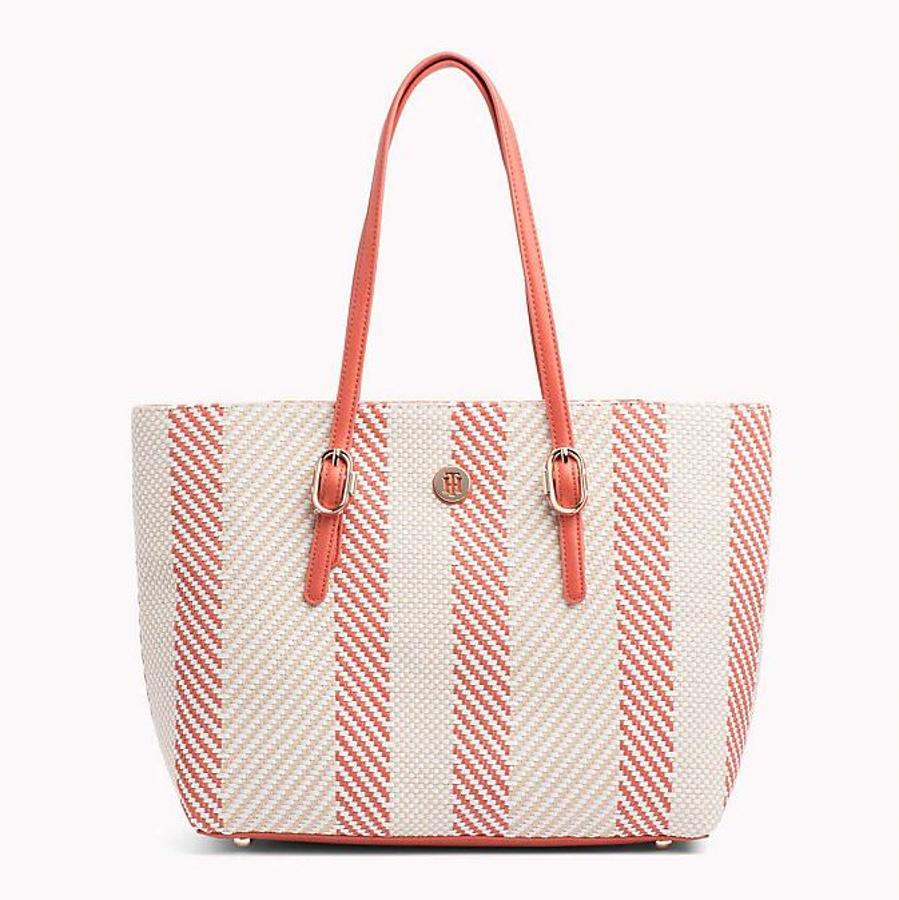 Bolso tote con textura y hebillas en color beige y naranja. Precio: 87€ (antes 174,90€)