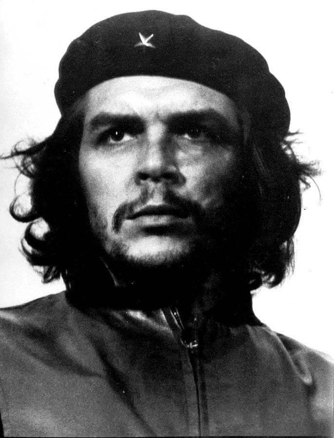 Retrato del Che Guevara durante el sepelio de las víctimas de La Coubre. 