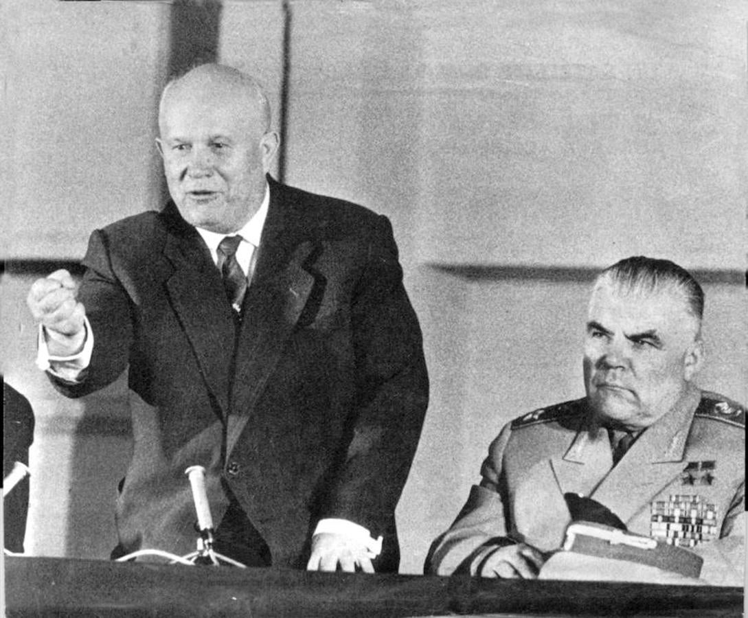 Nikita Kruschev y Rodion Malinovski. 