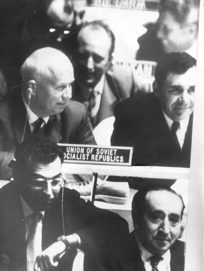 Kruschev y su zapato en la Asamblea de Naciones Unidas. El dirigente soviétivo empleó su zapato para golpear la mesa en señal de protesta por el discurso del delegado filipino sobre el colonialismo soviético