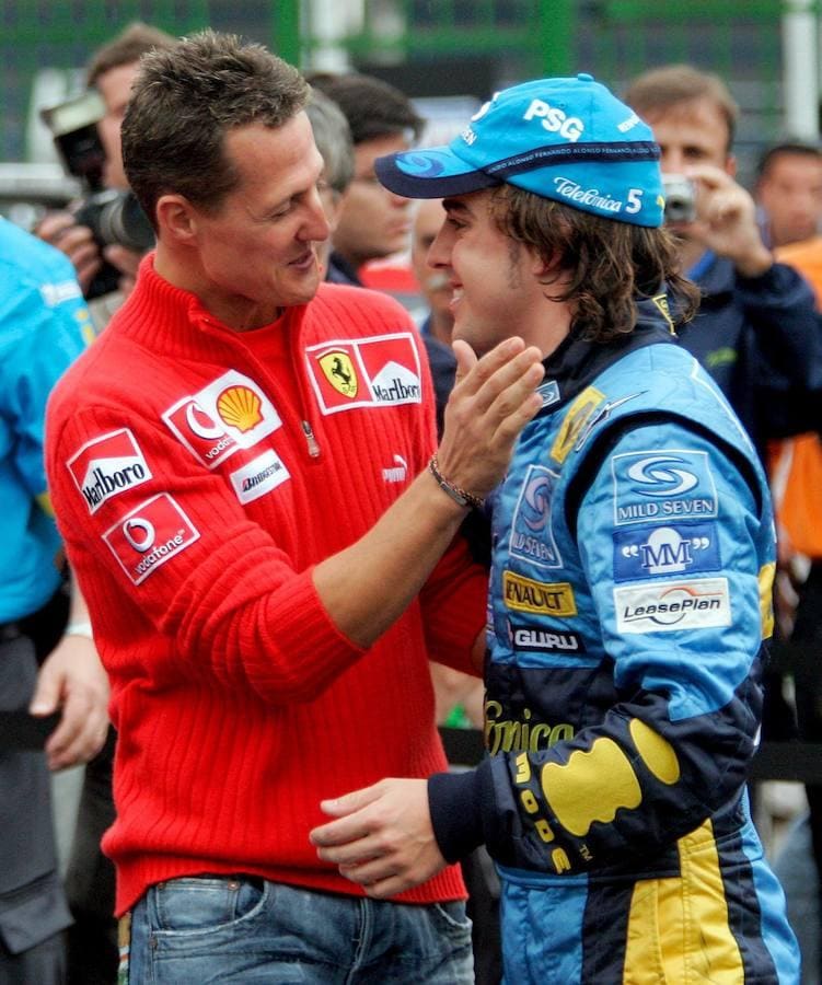 Schumacher felicita a Alonso después de ganar el campeonato del mundo. 