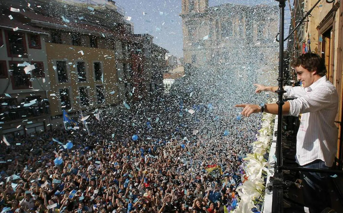 Fernando Alonso celebrando en Oviedo su bicampeonato. 