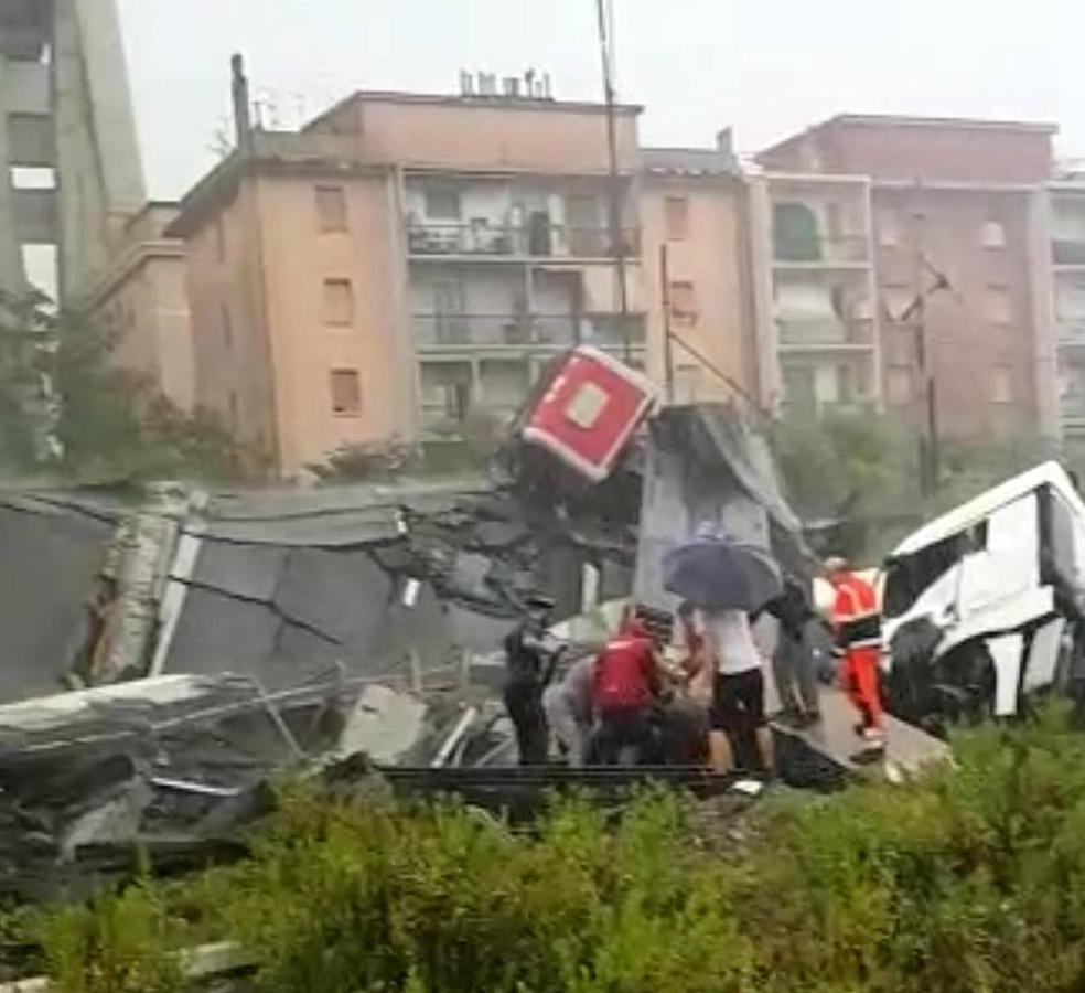 Fotos del accidente del puente derrumbado de una autopista en Génova (Italia)