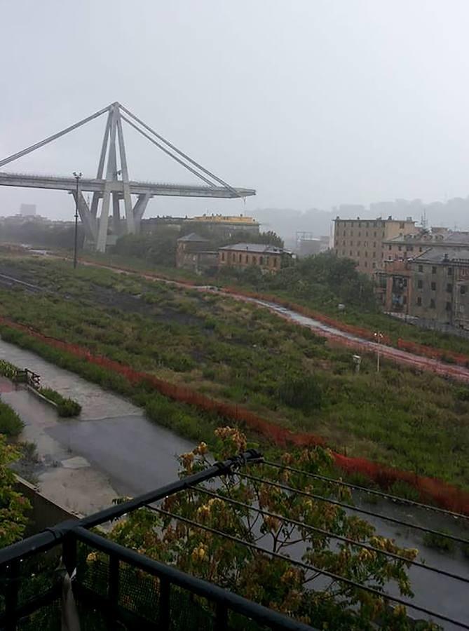 Fotos del accidente del puente derrumbado de una autopista en Génova (Italia)