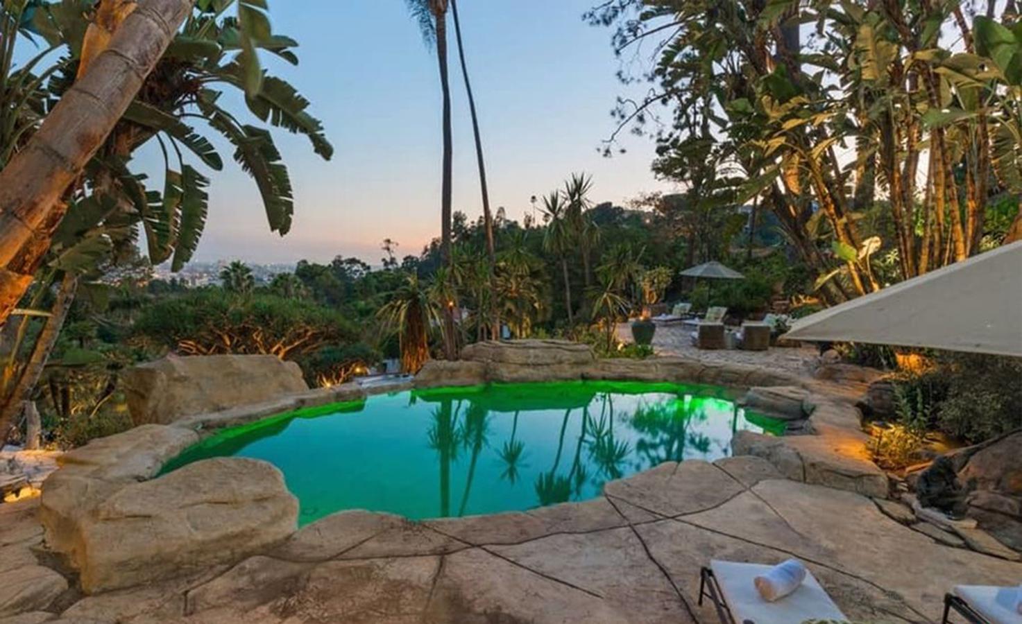 Piscina. Una de las zonas más impresionantes de la casa es la piscina, hecha con bloques de piedra e imitando la forma de una laguna natural