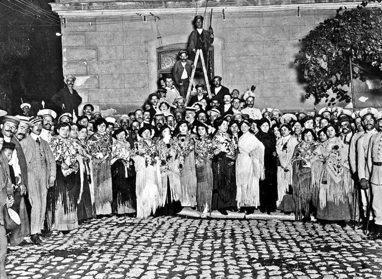 3. Mantones de Manila. 1912, un grupo de jóvenes celebran las fiestas de La Paloma en La Latina