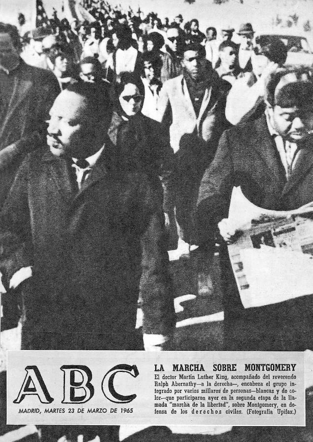 Luther King acompañado por el reverendo Ralph Abernathy. Ambos se encuentran en un grupo integrado por millares de personas blancas y de color que parcticiparon en la segunda etapa de la «Marcha de la libertad» sobre Montgomery
