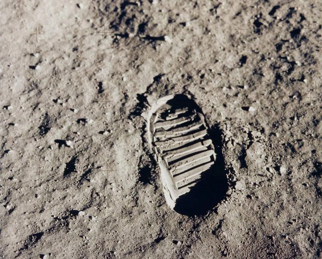 Una de las primeras huellas del astronauta Neil Armstrong en la Luna. 