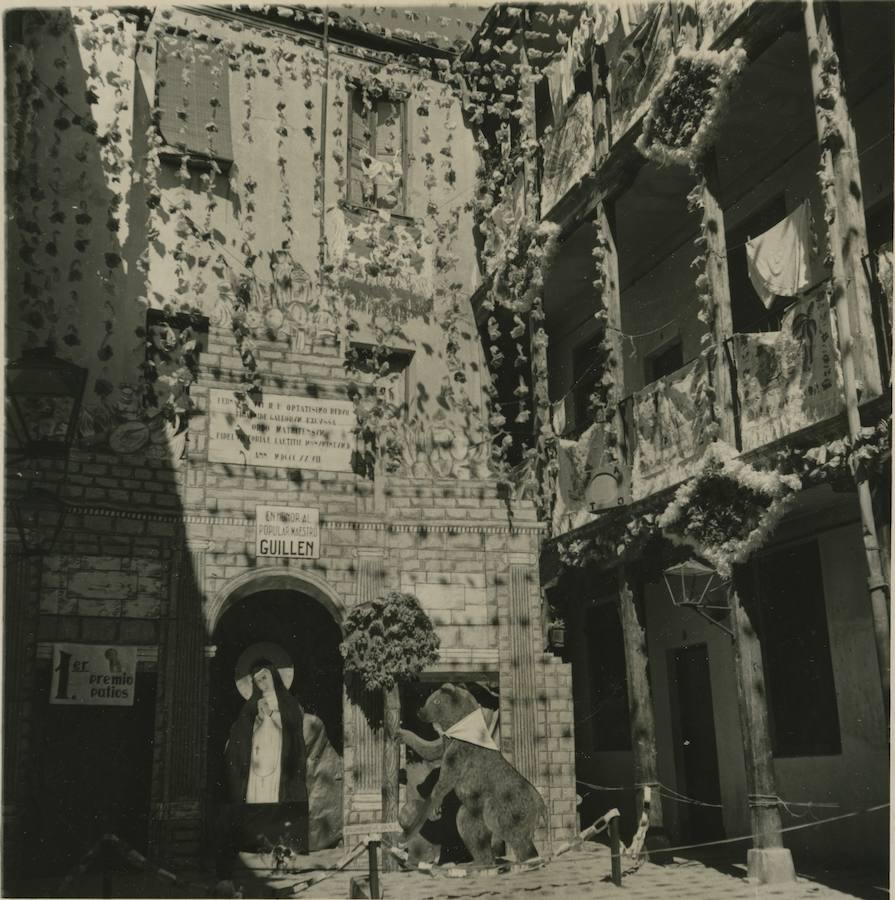 4. Patios decorados. Era costumbre decorar los patios de las corralas con motivo de las fiestas de La Paloma, como este de la imagen, que resultó el ganador de 1954