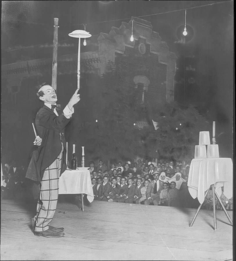 5. Payasos en el asilo. Función en el Asilo de la Paloma, coincidiendo con las fiestas, en el año 1919