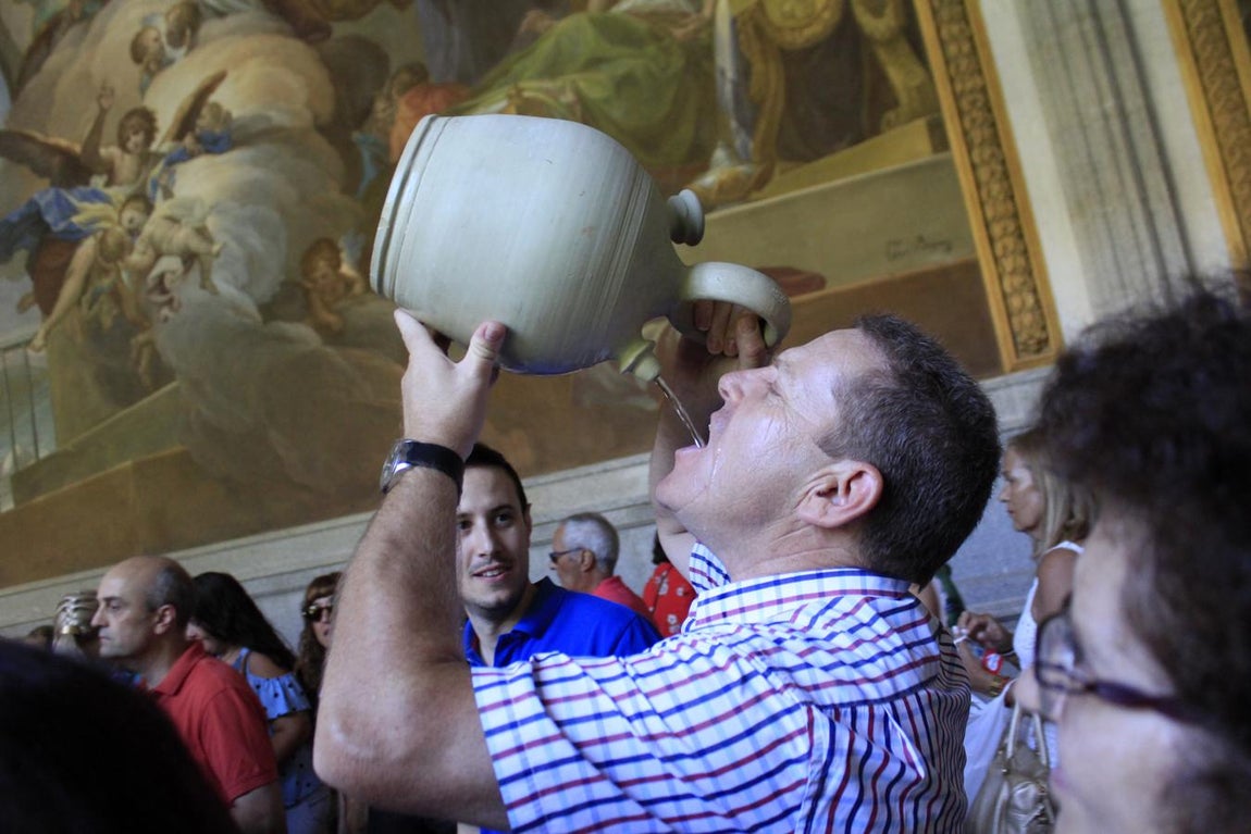 En imágenes: Toledo con su Virgen del Sagrario y los botijos