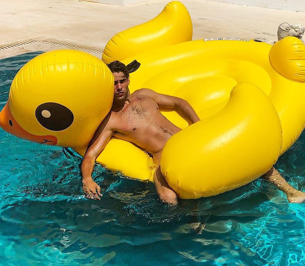 Bebe mucha agua. El uso de crema hidratante es necesario, pero el cuerpo debe hidratarse también desde dentro. Para conservar el color la piel debe mantenerse sana y correctamente hidratada. Este objetivo se alcanza bebiendo la cantidad de agua diaria recomendada por los especialistas