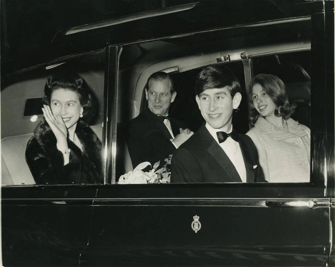 1965. La Familia Real (la Reina Isabel II, Príncipe Felipe y sus hijos mayores, Carlos y Ana) abandonan el Olimpia de Londres tras asistir al circo de Bertram Mills