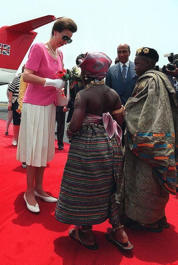 1998. La Princesa Ana de Ingleterra es recibida el 15 de marzo en el aeropuerto de Abiyán (ciudad del sur de Costa de Marfil) por un niño y una niña vestidos con la ropa tradicional Akan, los residentes del centro y sur del país.