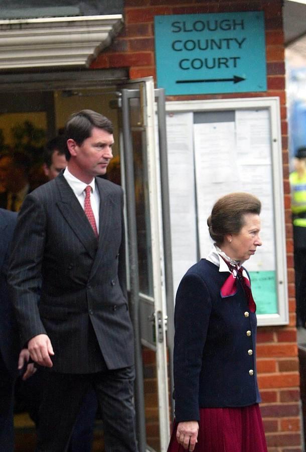 2002. Fue el año en el que tuvo que hacer frente a la justicia después de uno de sus perros (un bull terrier) atacara a dos niños. La Princesa se declaró culpable y tuvo que pagar una multa de 500 libras (565 euros). Este es el momento en el que sale del juzgado acompañada de su segundo marido, Tim Laurence