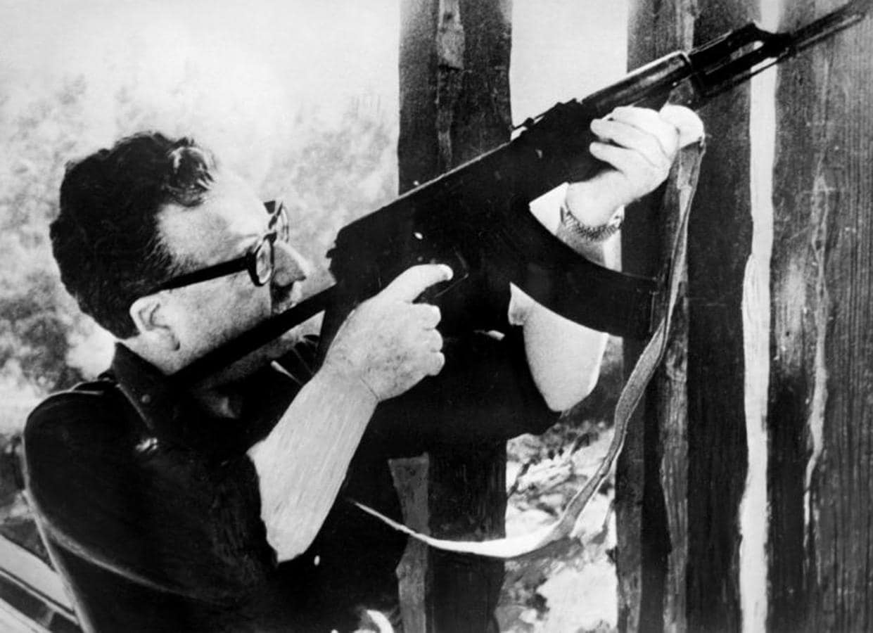 Allende probando un fusil Kalashnikov, regalado por el presidente Fidel Castro. 