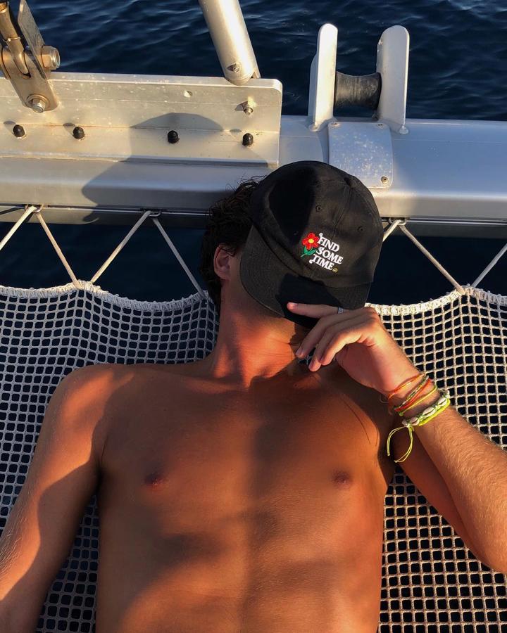 Repara tu piel. El after sun es el gran olvidado en el neceser playero aunque su uso sea fundamental tanto para que el moreno se fije de forma uniforme como para evitar la descamación que eliminará el bronceado