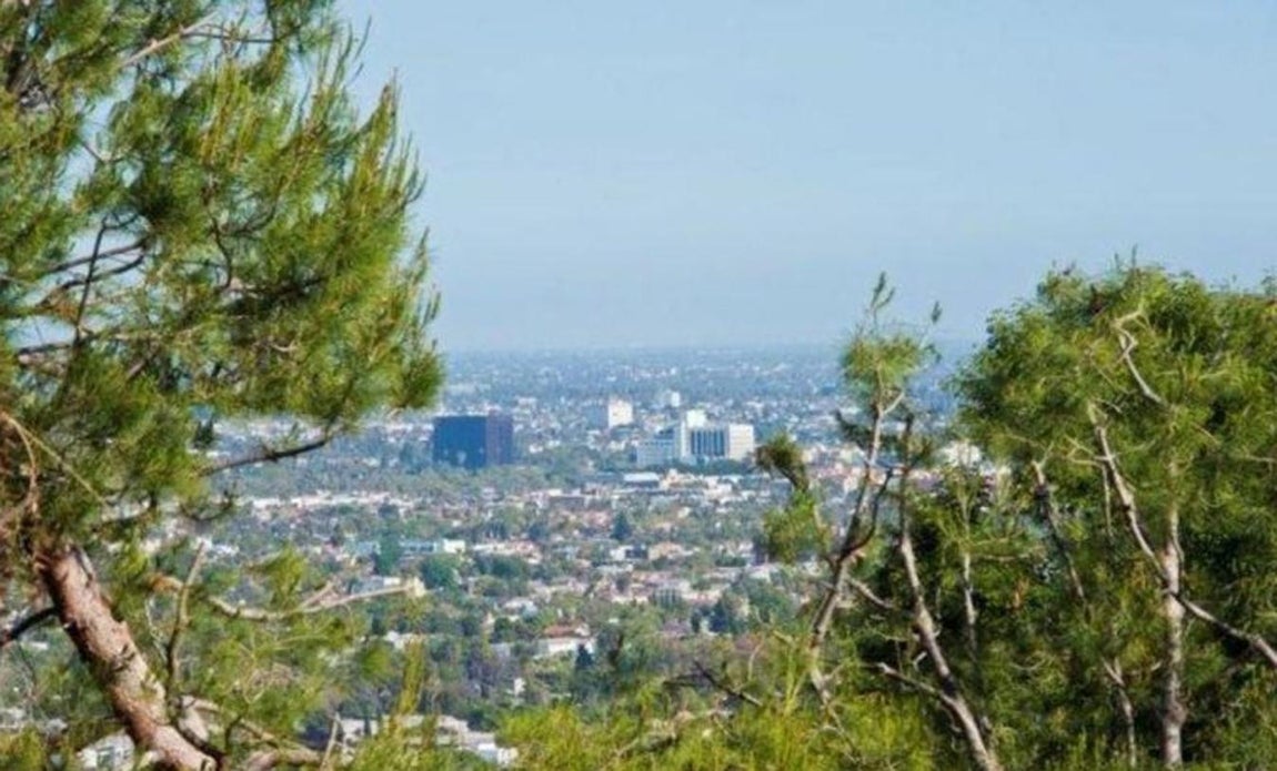 Patrimonio. Entre los bienes financieros de la actriz destaca una enorme mansión de estilo Tudor de 15.000 metros cuadrados en Los Ángeles, otros dos apartamentos en West Hollywood -uno de ellos pertenecía a Matthew Perry-, una mansión en la isla Tybee (Georgia), que alquila por 1.400 euros la noche; y otras dos casas en Nueva Orleans y Nueva York