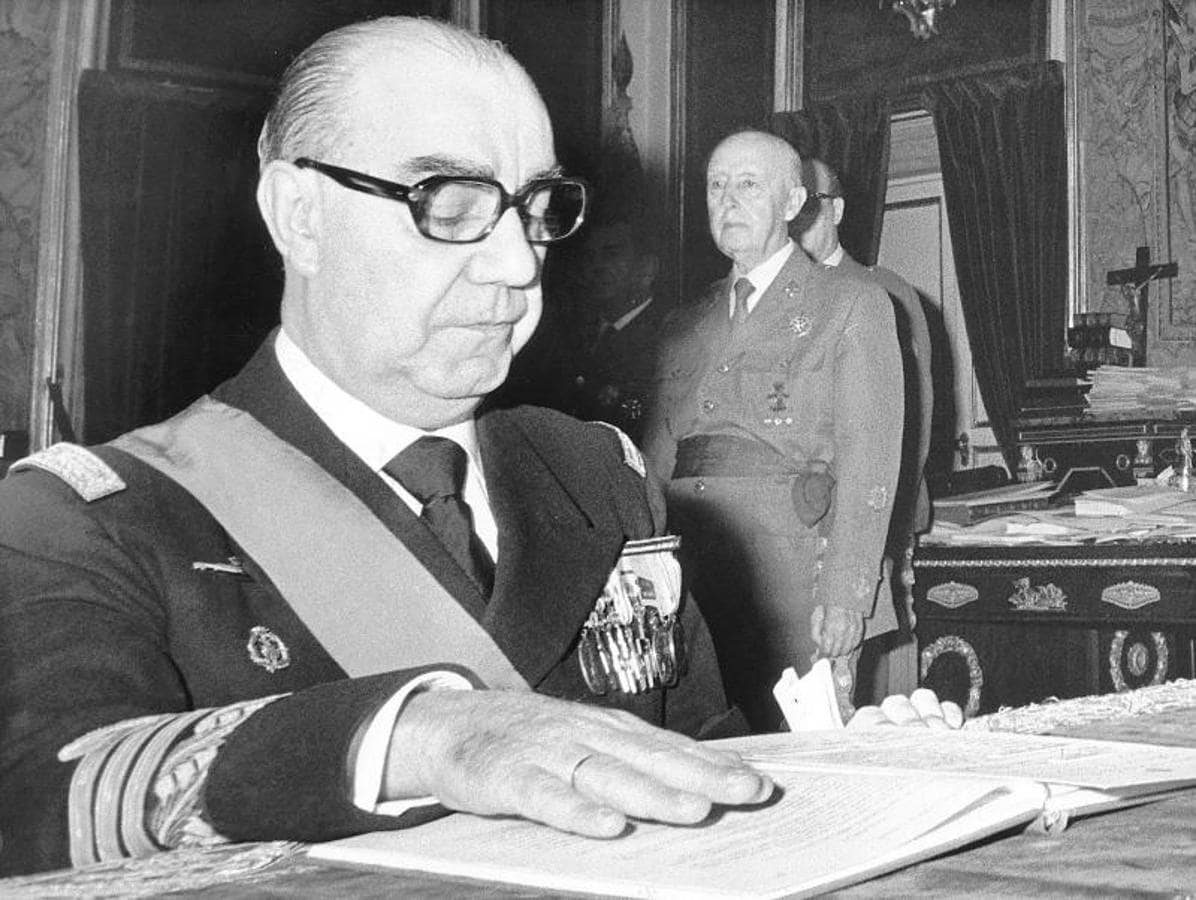 Carrero Blanco jura su cargo ante Francisco Franco. 