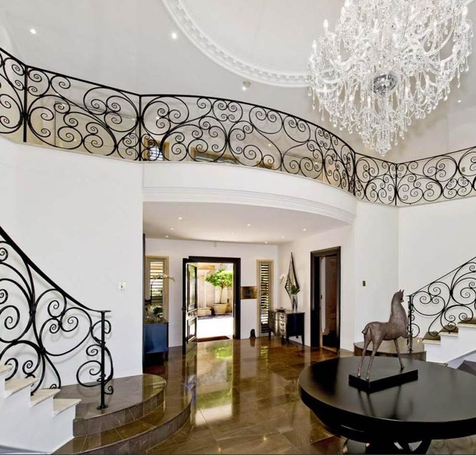 Villa del Mare. El enorme complejo tiene tres plantas de 2.000 m2 decoradas por el diseñador Chris Norris. Cada palmo de la vivienda se decidió con sumo cuidado, desde las trabajadas barandillas de acero hasta los azulejos de terracota hechos a mano del tejado