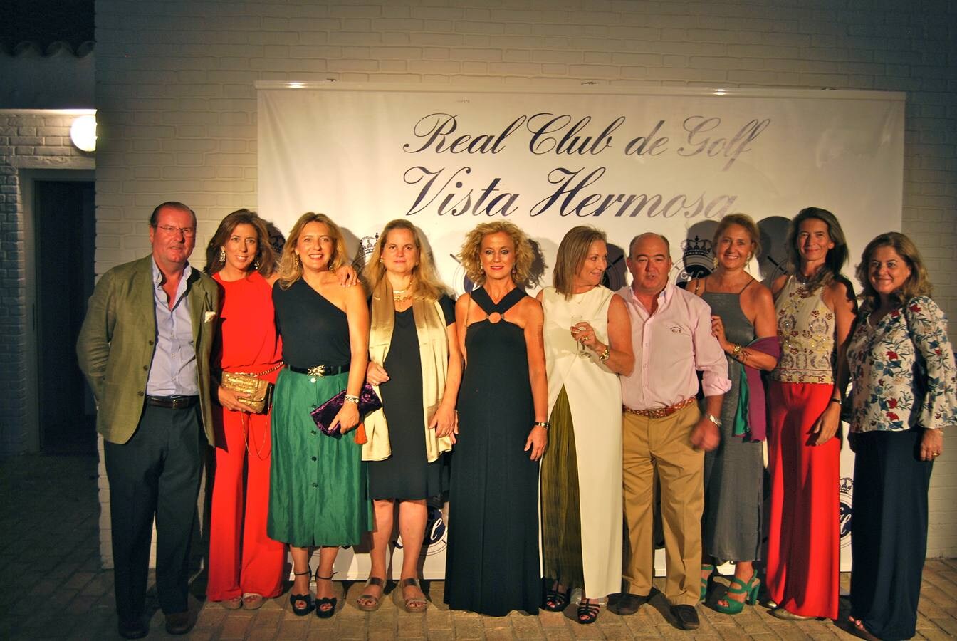Maridos y mujeres de los miembros de la junta directiva del Real Club de Golf Vista Hermosa