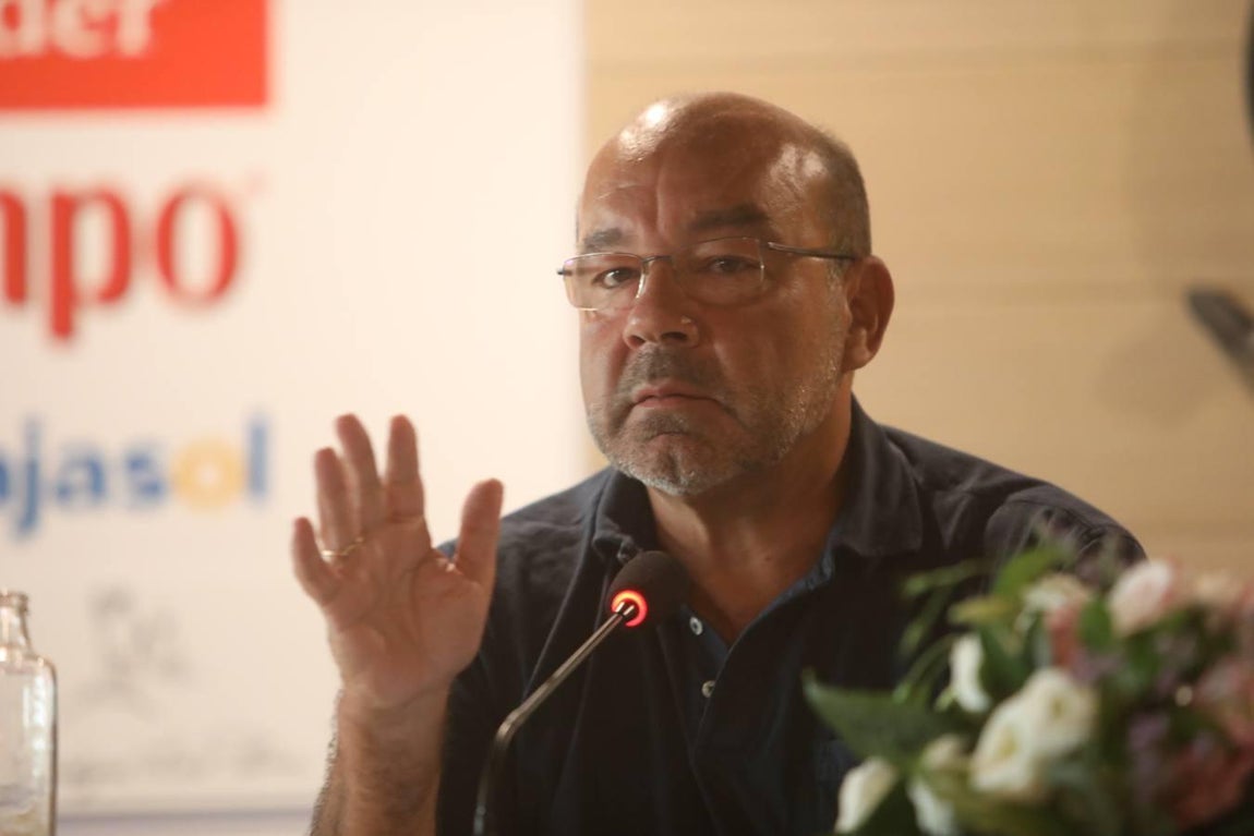 Conferencia de Ángel Expósito en el Club El Buzo