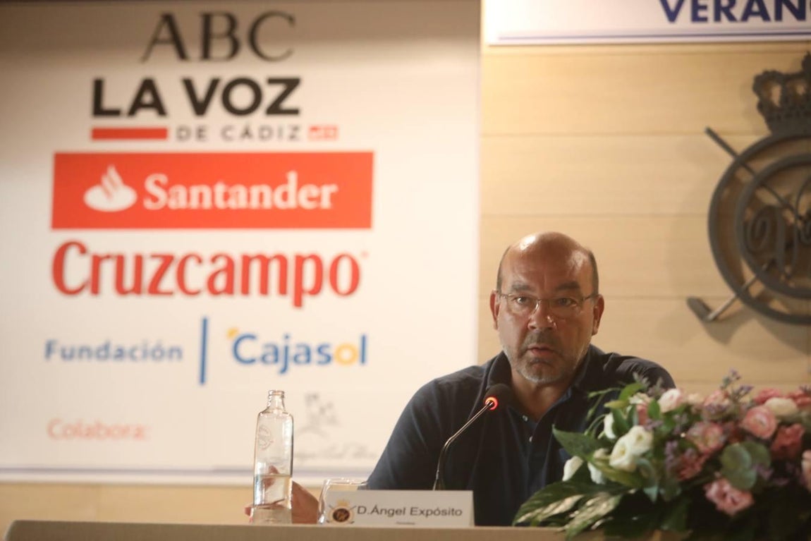 Conferencia de Ángel Expósito en el Club El Buzo