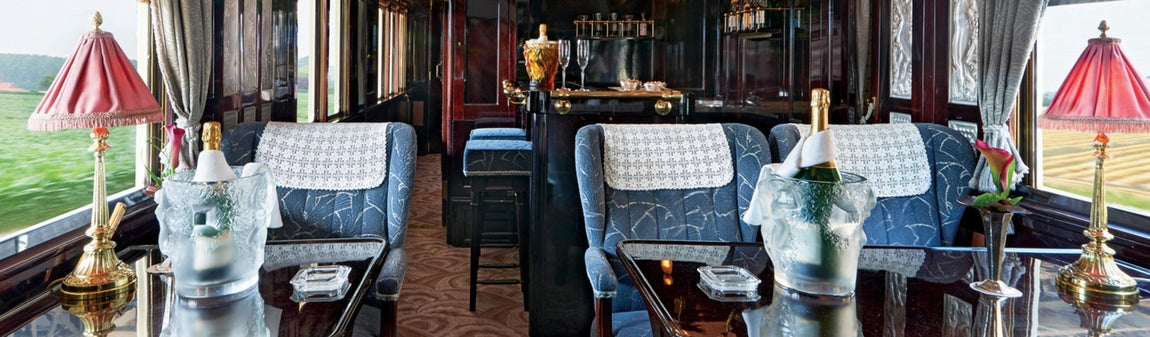 Orient Express. Además, los viajeros que opten por este medio de transporte podrán disfrutar de una interesante propuesta gastronómica, a cargo del chef Christian Bodiguel, a base de productos frescos de los que se abastecen en las diferentes paradas que realiza la máquina. El trayecto más habitual del Orient-Express es el que une Venecia y Londres y se recorre en un par de días y una noche. El precio ronda los 3.900 euros si se parte desde Londres y los 3.500, aproximadamente, si se coge en Venecia. No obstante, el tren realiza viajes a otras ciudades europeas, como Paris, Roma, Berlín, Cracovia, Budapest, Innsbruck, Viena y Estambul