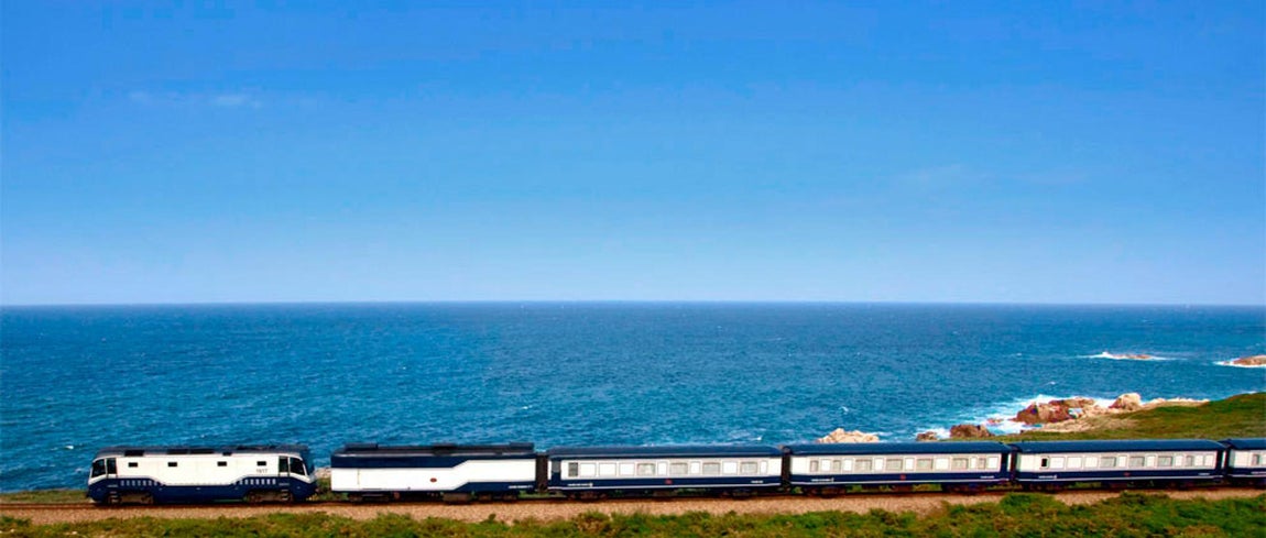 Transcantábrico Gran lujo. Más cerca se encuentra el Transcantábrico, un tren que echó a rodar en 1983, convirtiéndose en el primer tren turístico de España. En 2011, se creó también el <a href="http://www.renfe.com/trenesturisticos/transcantabrico_GranLujo.html" target="_blank">Transcantábrico Gran Lujo</a>, que realiza el trayecto Santiago de Compostela – San Sebastián y cuyo nombre no deja lugar a dudas