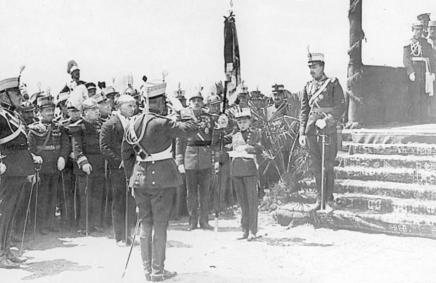 Primer acto público de don Juan a la edad de diez años: entrega de un estandarte al Batallón de Aerostación en Guadalajara. 