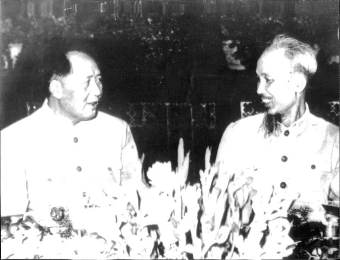Mao Tse-Tung conversa con Ho Chin Minh, presidente de la República Democrática de Vietnam. 
