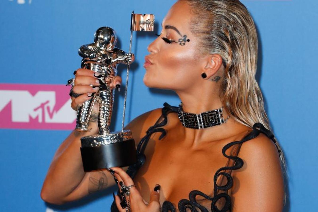 La británica Rita Ora con su premio al «Mejor vídeo de música electrónica»