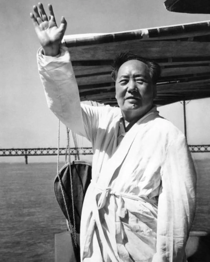 Mao Tse-Tung saluda mientras es fotografiado. 