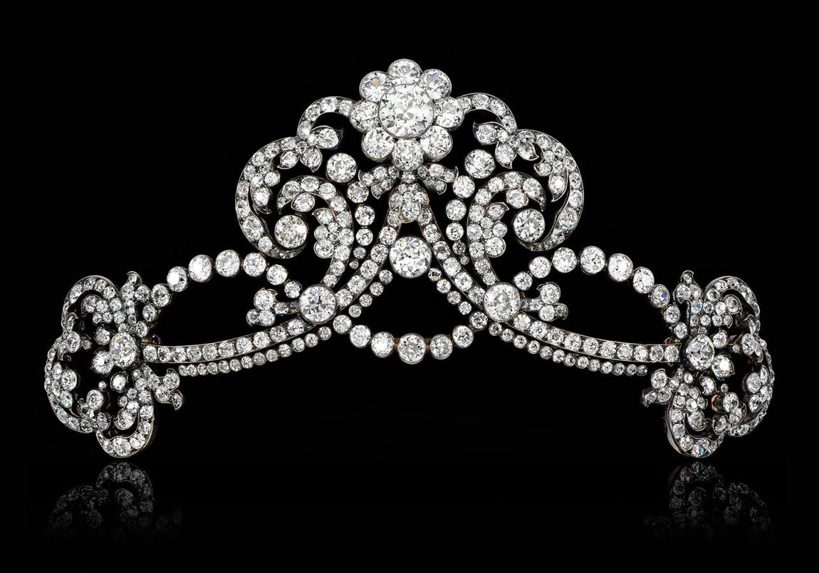 Tiara de diamantes. Se encargó a Köchert, joyerías más prestigiosas de Austria en torno al año 1900. Fue el regalo del emperador Francisco José I de Austria a Mariana de Austria por su boda con el rey de España, Felipe IV. La que fue reina consorte de España alumbró a Carlos II, el último de los Austrias