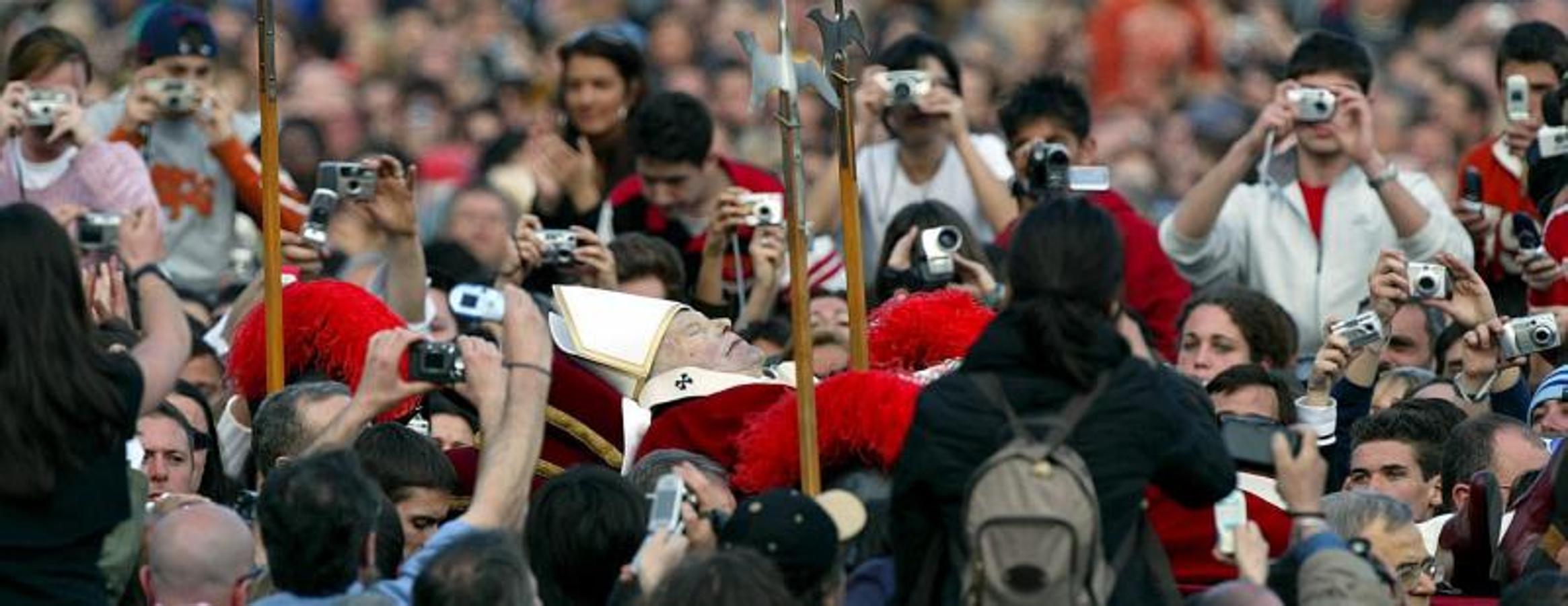 El cuerpo de San Juan Pablo II es llevado en procesión por la Plaza de San Pedro tras su muerte. 