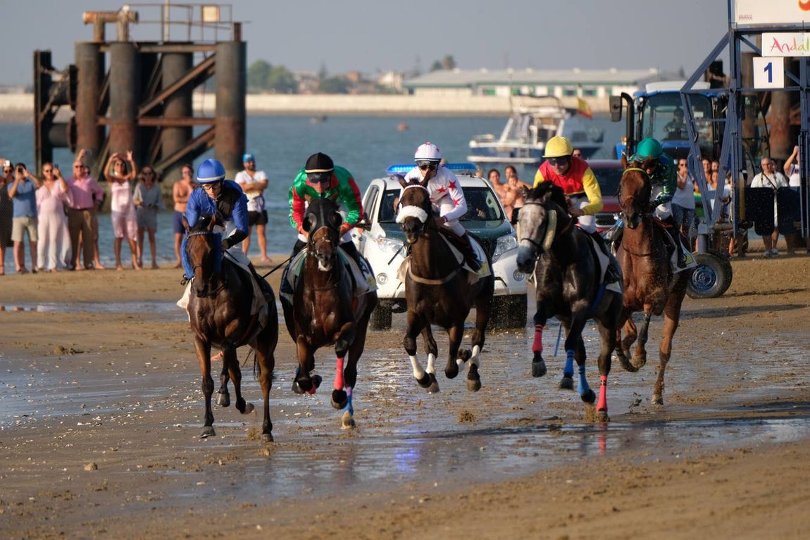 Los caballos vuelven a tomar la playa de Sanlúcar de Barrameda