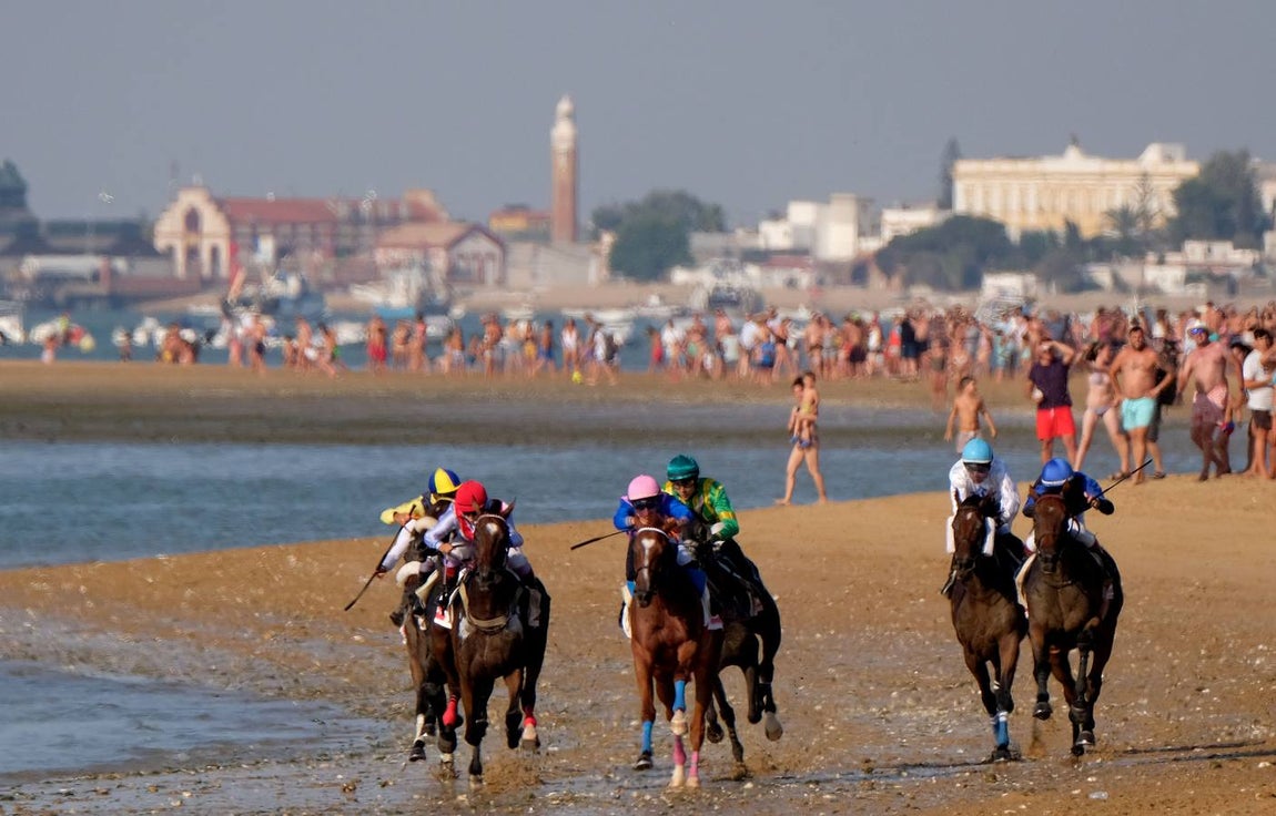 Los caballos vuelven a tomar la playa de Sanlúcar de Barrameda