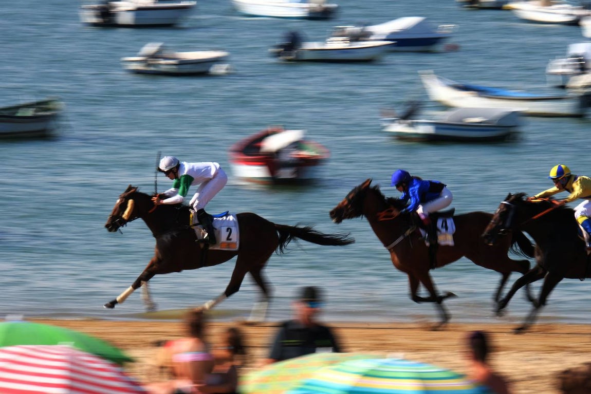 Los caballos vuelven a tomar la playa de Sanlúcar de Barrameda