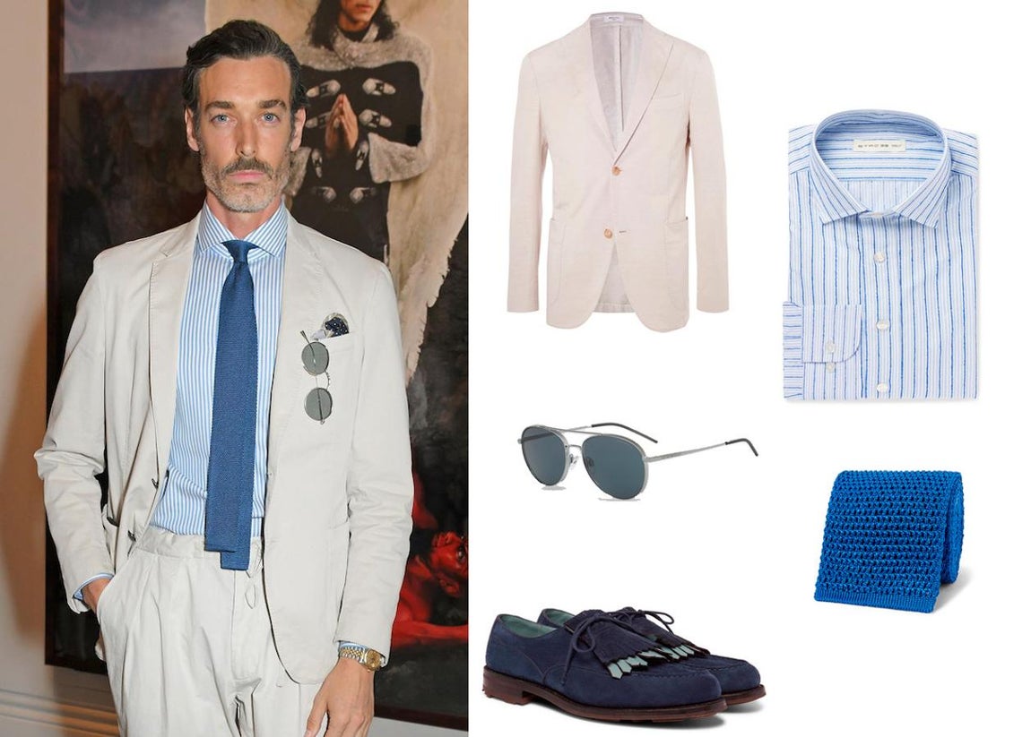 Look de Richard Biedul para ir a la oficina en verano. El estilo británico, conocido por su elegancia impecable y su atrevimiento, resulta infalible sea cual sea la época del año y Richard Biedul es un experto en él. ¿Por qué no pruebas a imitarle con un traje desestructurarlo realizado en algodón y lino de color blanco como el que hemos encontrado en Boglioli? (Precio: 695 euros la blazer y 290 euros el pantalón). Puedes lucirlo con una camisa a rayas de Etro (Precio: 225 euros), un corbatín azul eléctrico de Tom Ford (Precio: 165 euros), unos zapatos de JMWeston estilo Derby exclusivos de Mrporter (Precio: 860 euros) y unas gafas de sol metálicas de Emporio Armani (Precio: 155 euros).