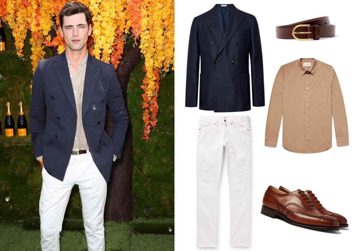 Look de Sean O’Pry para ir a la oficina en verano. En la época estival (y siempre y cuando tu empresa lo permita) podemos aprovechar a dejar el traje y la corbata en casa y optar por una opción menos formal en la que se juegue con la combinación de colores a través de piezas por separado. Así se lo hemos visto lucir al modelo Sean O’Pry y su propuesta no puede ser más acertada: americana cruzada en azul marino de Boglioli (Precio: 780 euros), camisa en tonos tierra de Maison Margiela (Precio: 220 euros) y pantalones tipo jeans en color blanco de Incotex (Precio: 270 euros). Un cinturón liso como éste de Burberry (Precio: 235 euros) y un zapato tipo Oxford del estilo de este clásico de Church harán el resto (Precio: 620 euros)