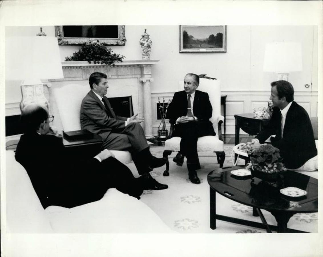 Reagan reunido con el Comité Olímpico en la Casa Blanca. 