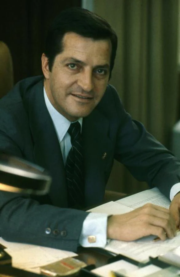 Adolfo Suárez retratado en su despacho tras ser elegido Presidente. 
