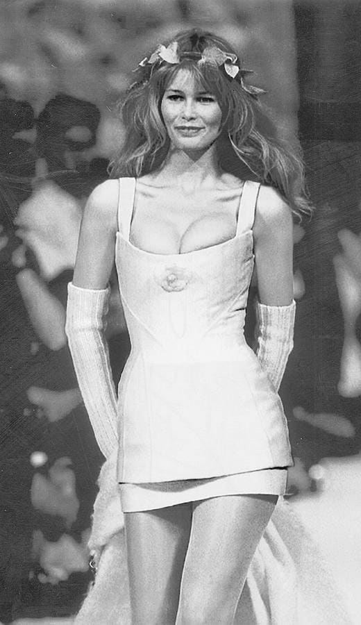 Curvas 90-60-90. Por aquel entonces, la joven modelo se convirtió en la más importante de los 90 junto a Cindy Crawfor, Carla Bruni y Naomi Campbell